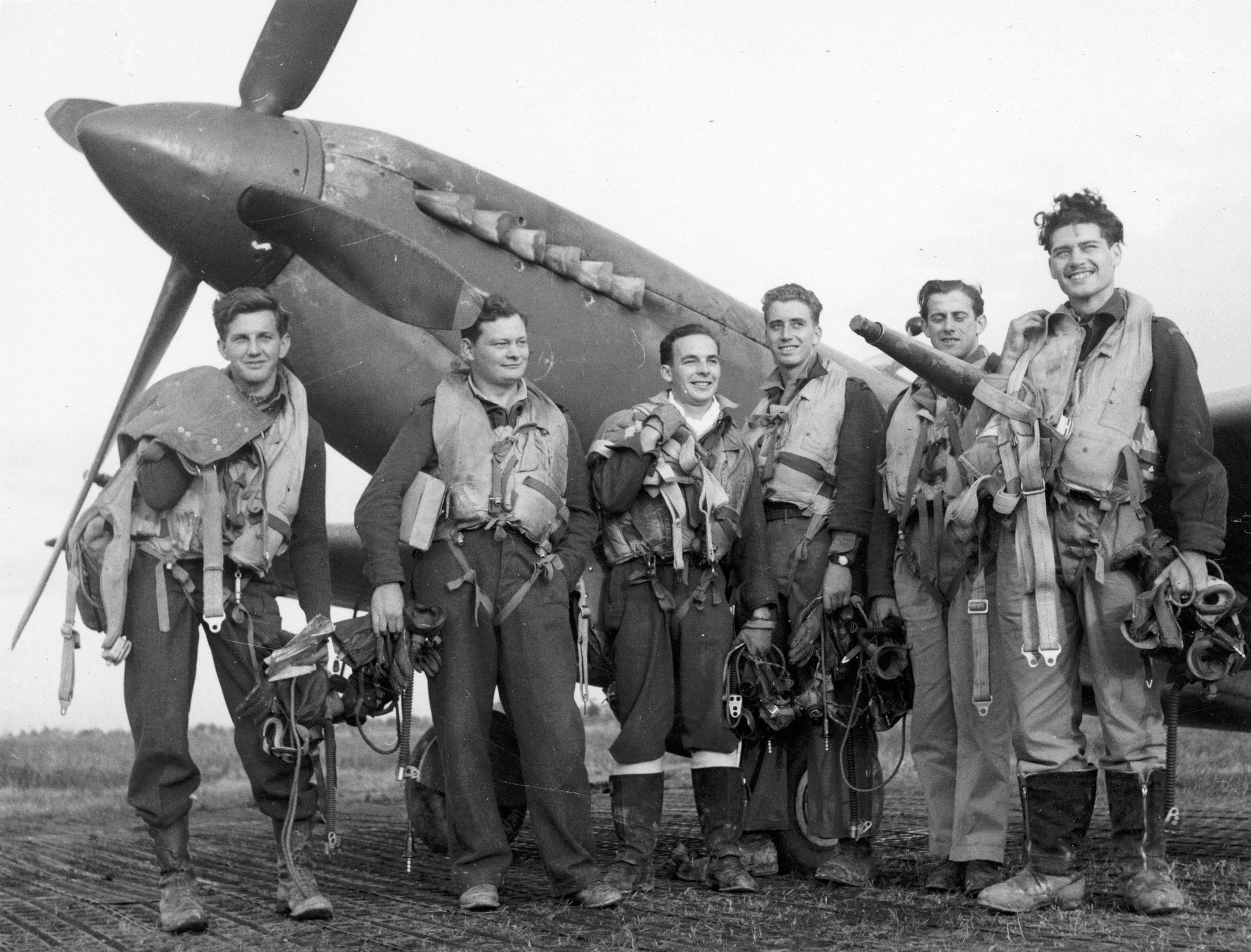 Canadian troops in the United Kingdom in front of an airplane